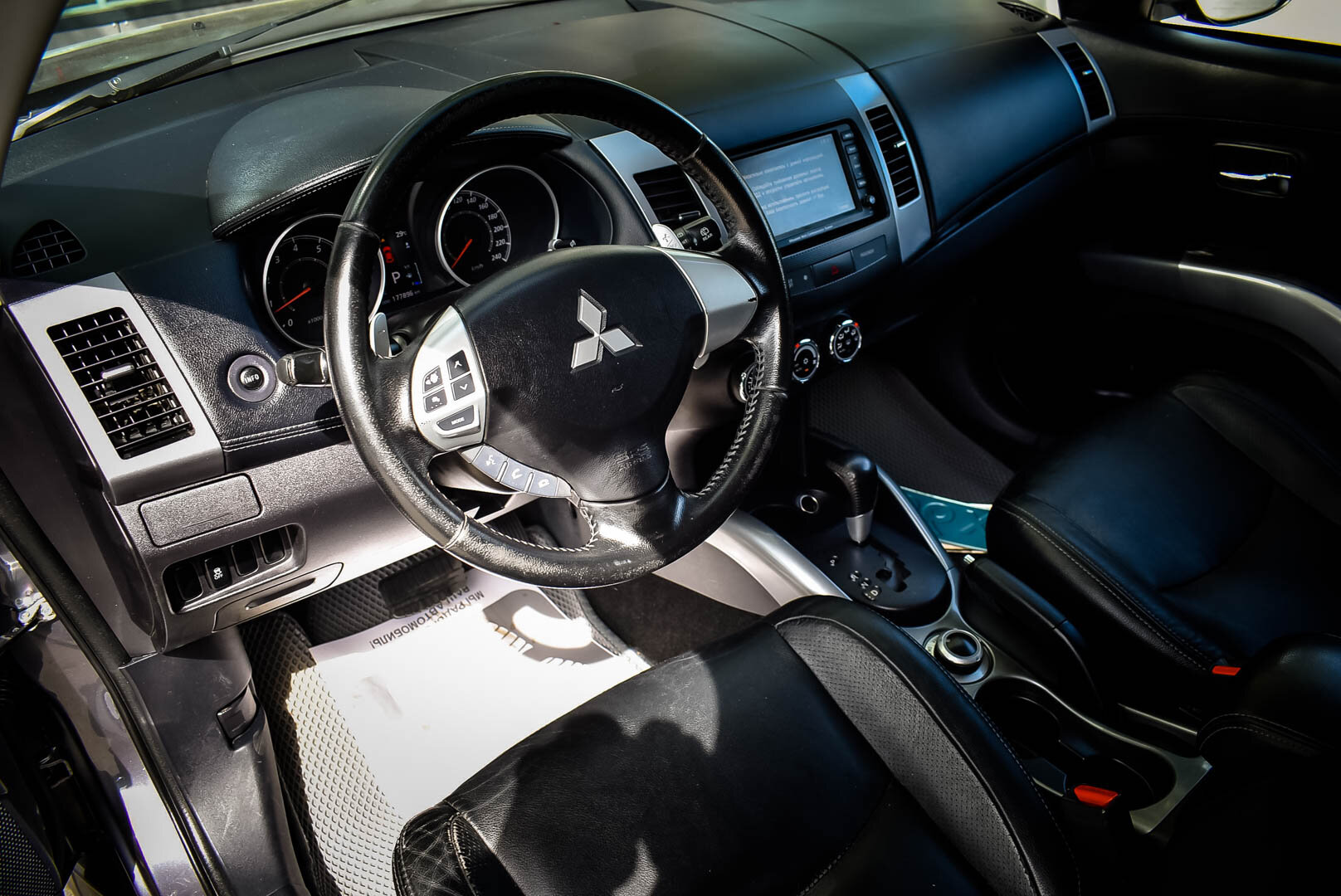 Mitsubishi Outlander, II Рестайлинг 2.4 CVT (170 л.с.) 4WD 2012