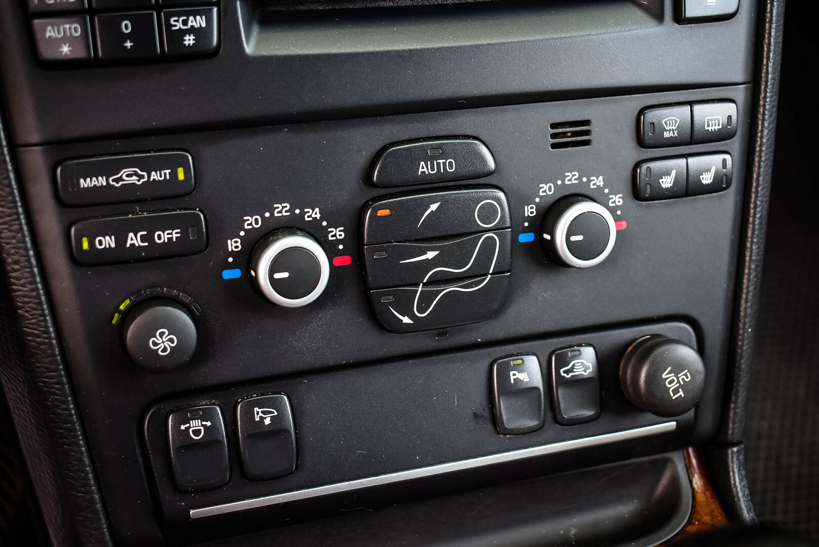 Volvo XC90, I Рестайлинг 2.4d AT (200 л.с.) 4WD 2013