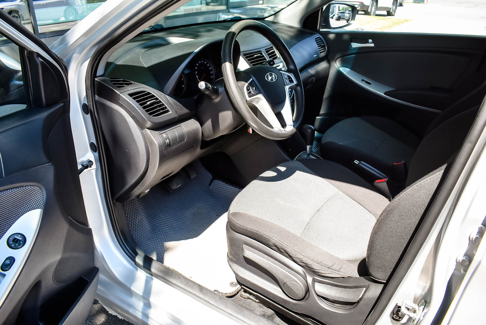 Hyundai Solaris, I 1.4 AT (107 л.с.) 2012