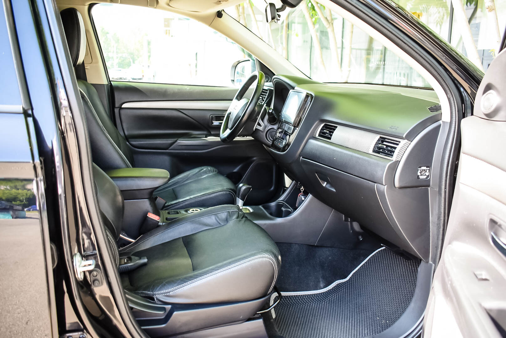Mitsubishi Outlander, II Рестайлинг 2.4 CVT (170 л.с.) 4WD 2012