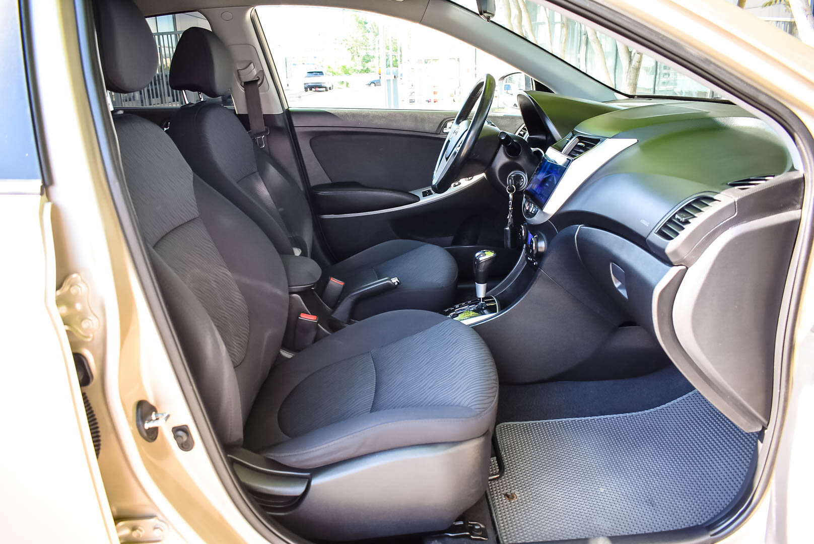 Hyundai Solaris, I 1.6 AT (123 л.с.) 2013