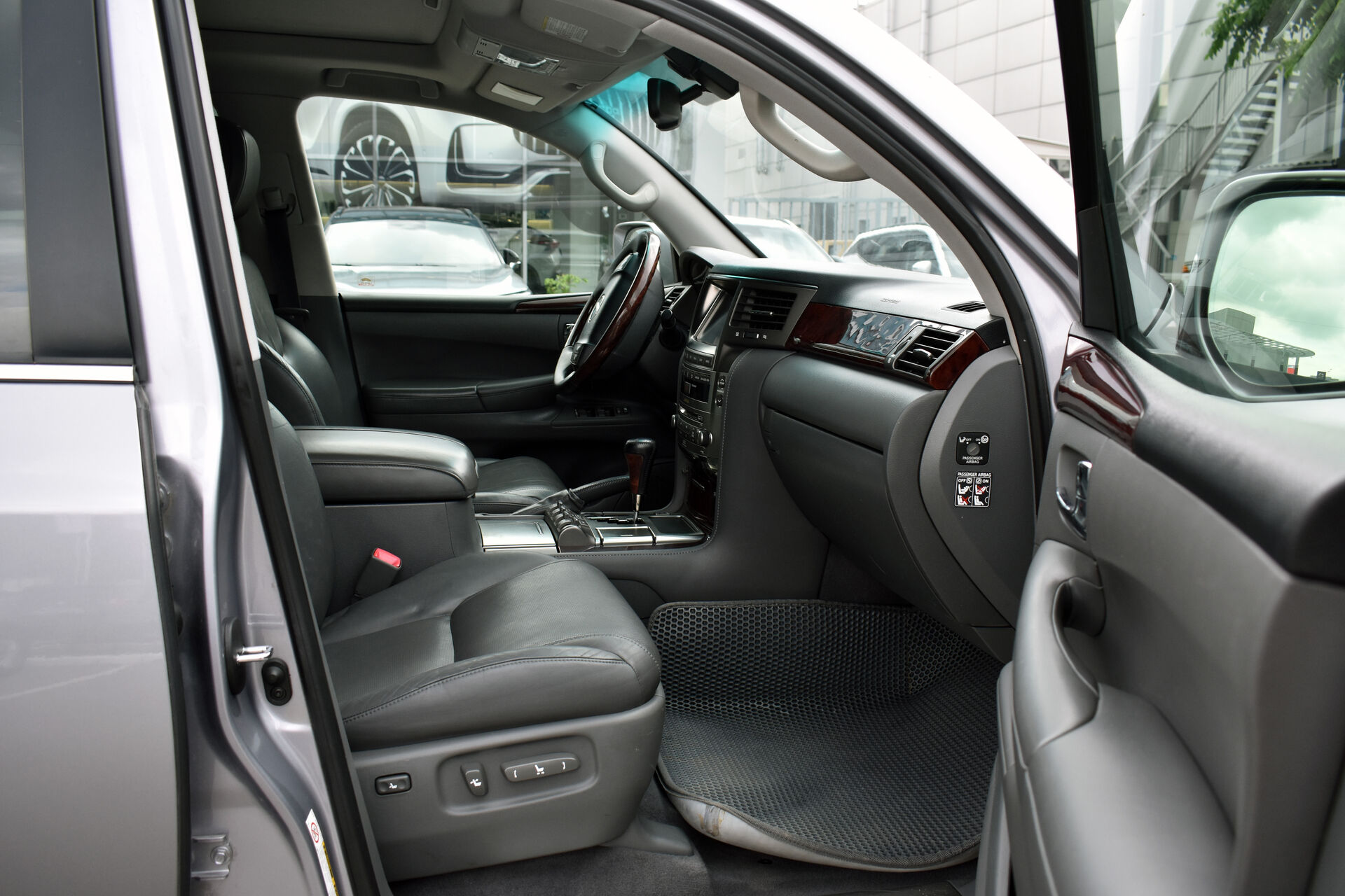 Lexus LX, III 570 5.7 AT (383 л.с.) 4WD 2008