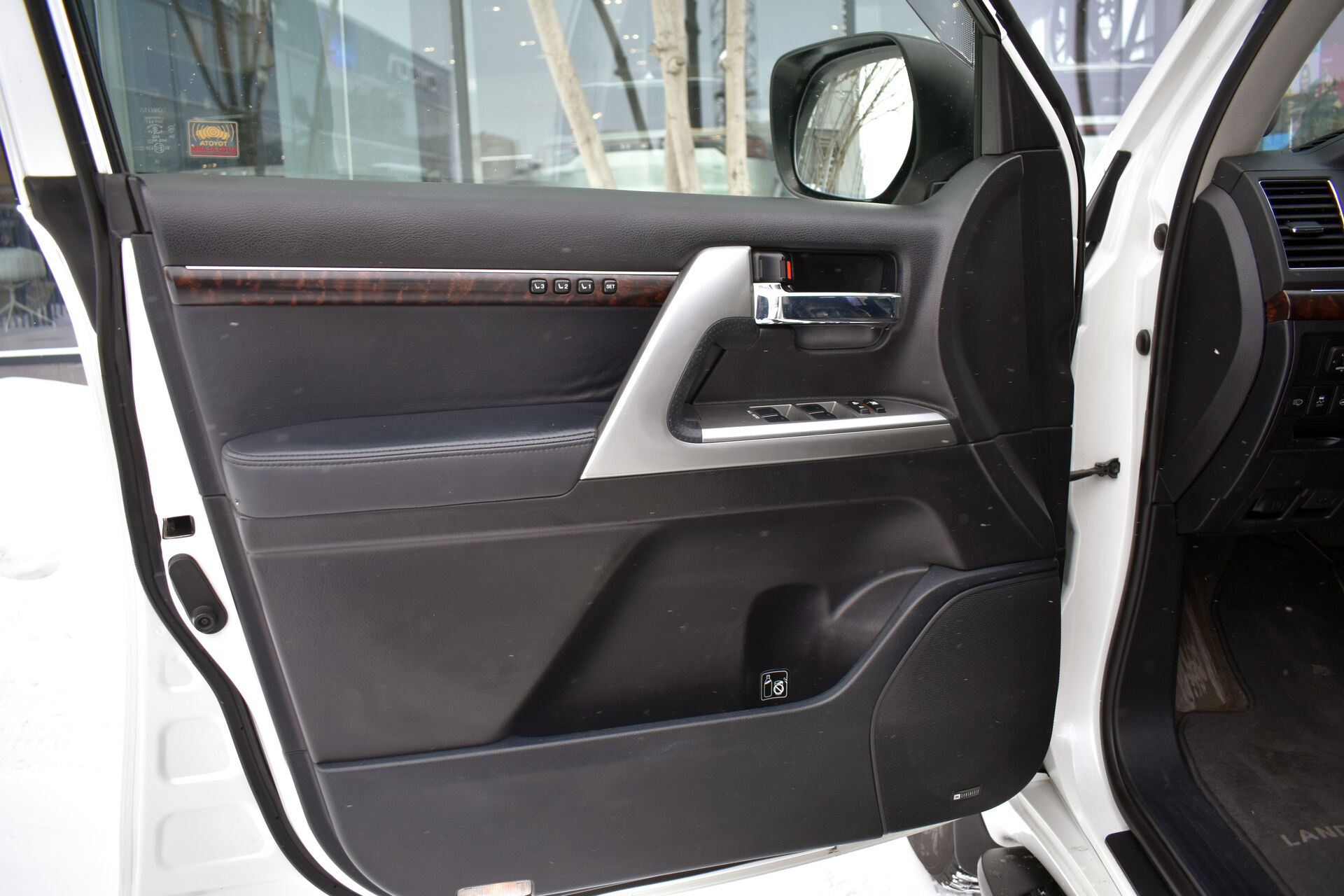 Toyota Land Cruiser, 70 Series Рестайлинг 1 76 4.5d AT (202 л.с.) 4WD 2012