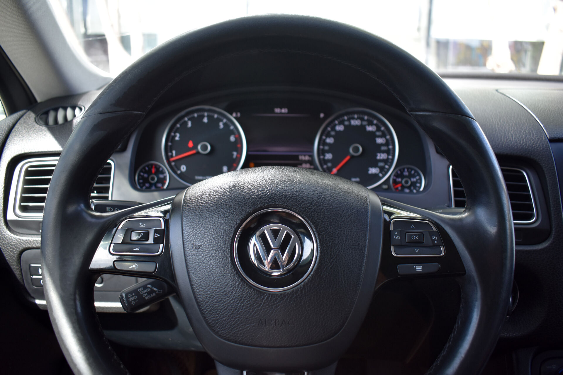 Volkswagen Touareg, II 3.6 AT (249 л.с.) 4WD 2012