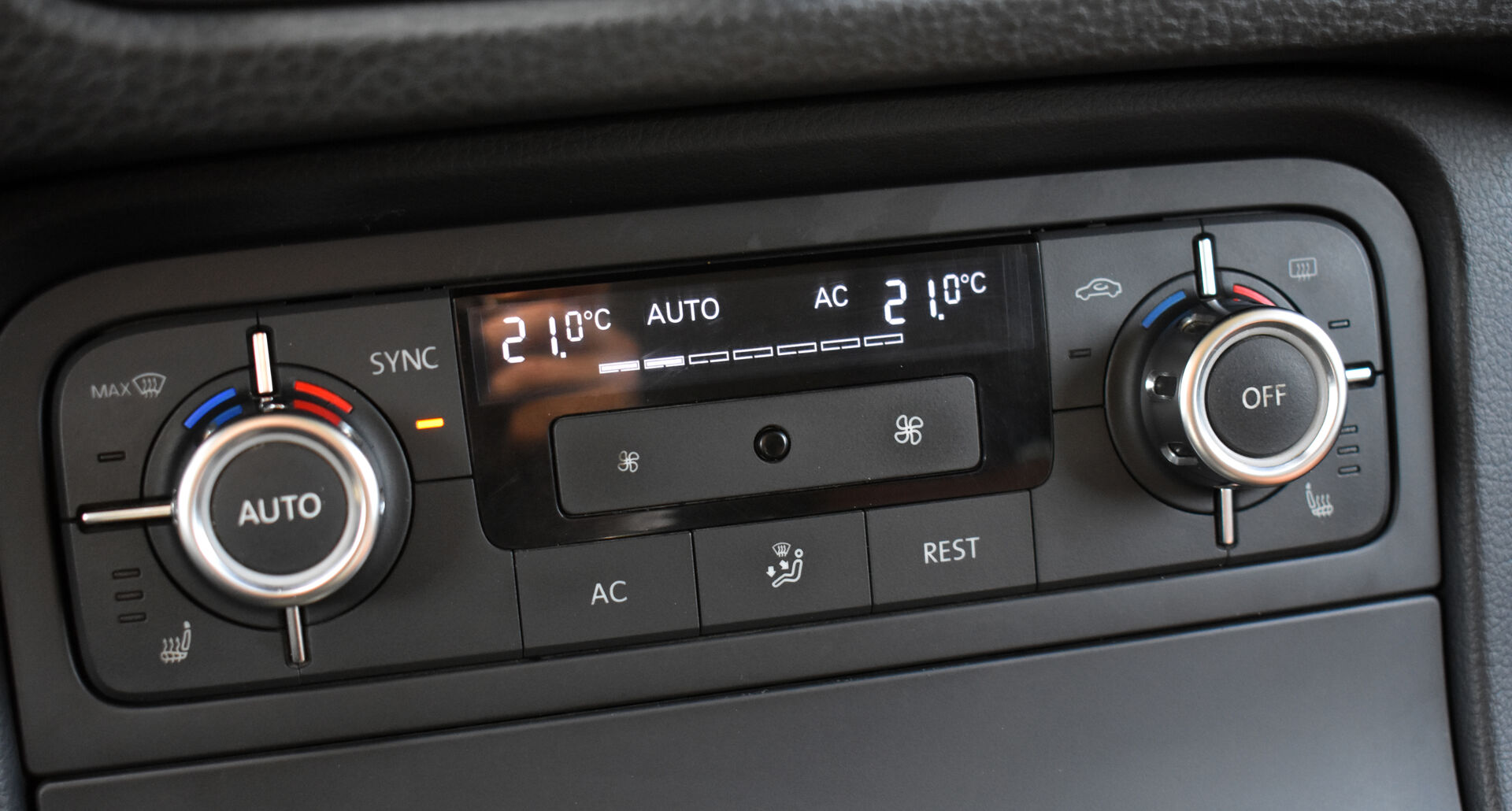 Volkswagen Touareg, II 3.6 AT (249 л.с.) 4WD 2012