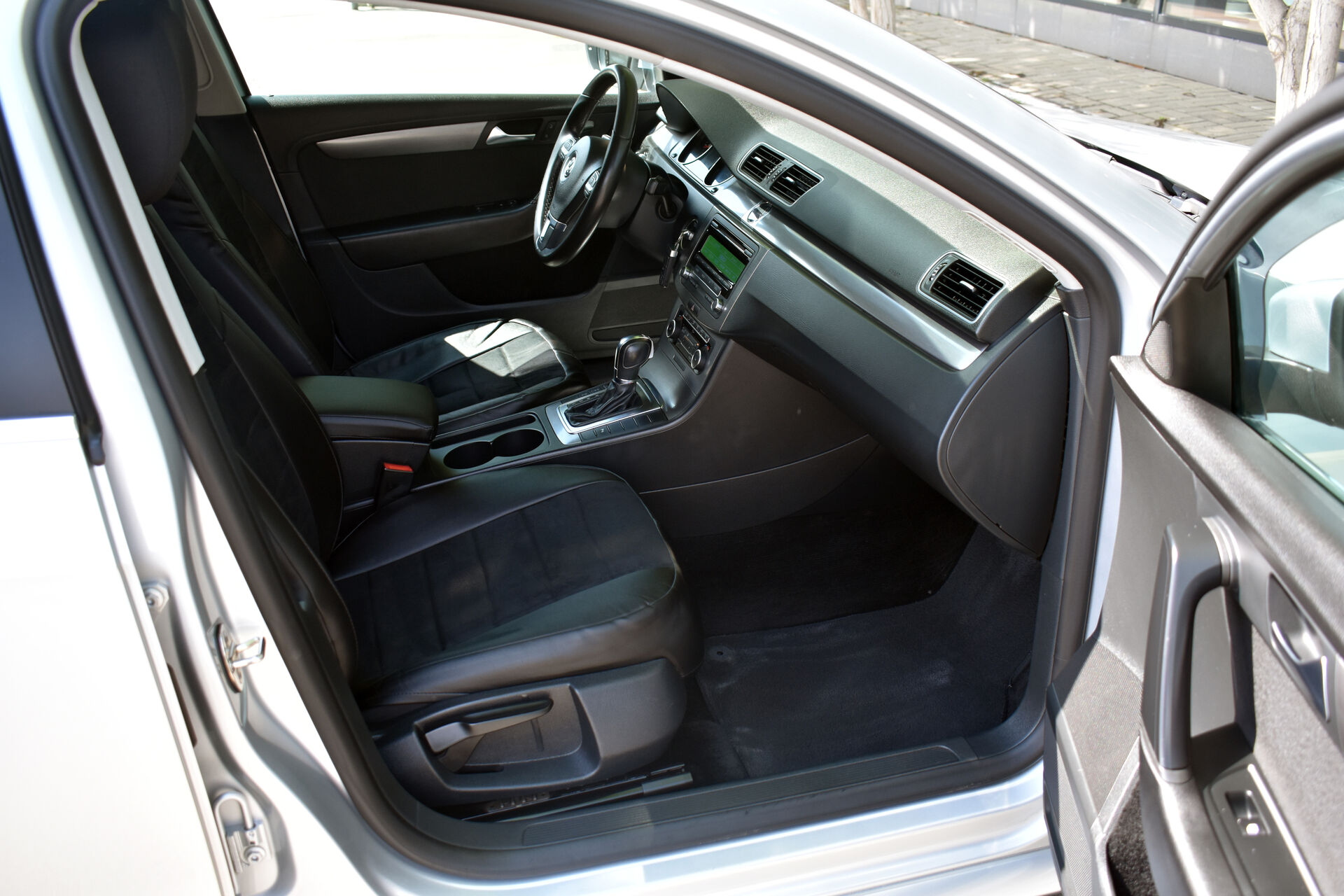 Volkswagen Passat, B7 1.8 AMT (152 л.с.) 2011