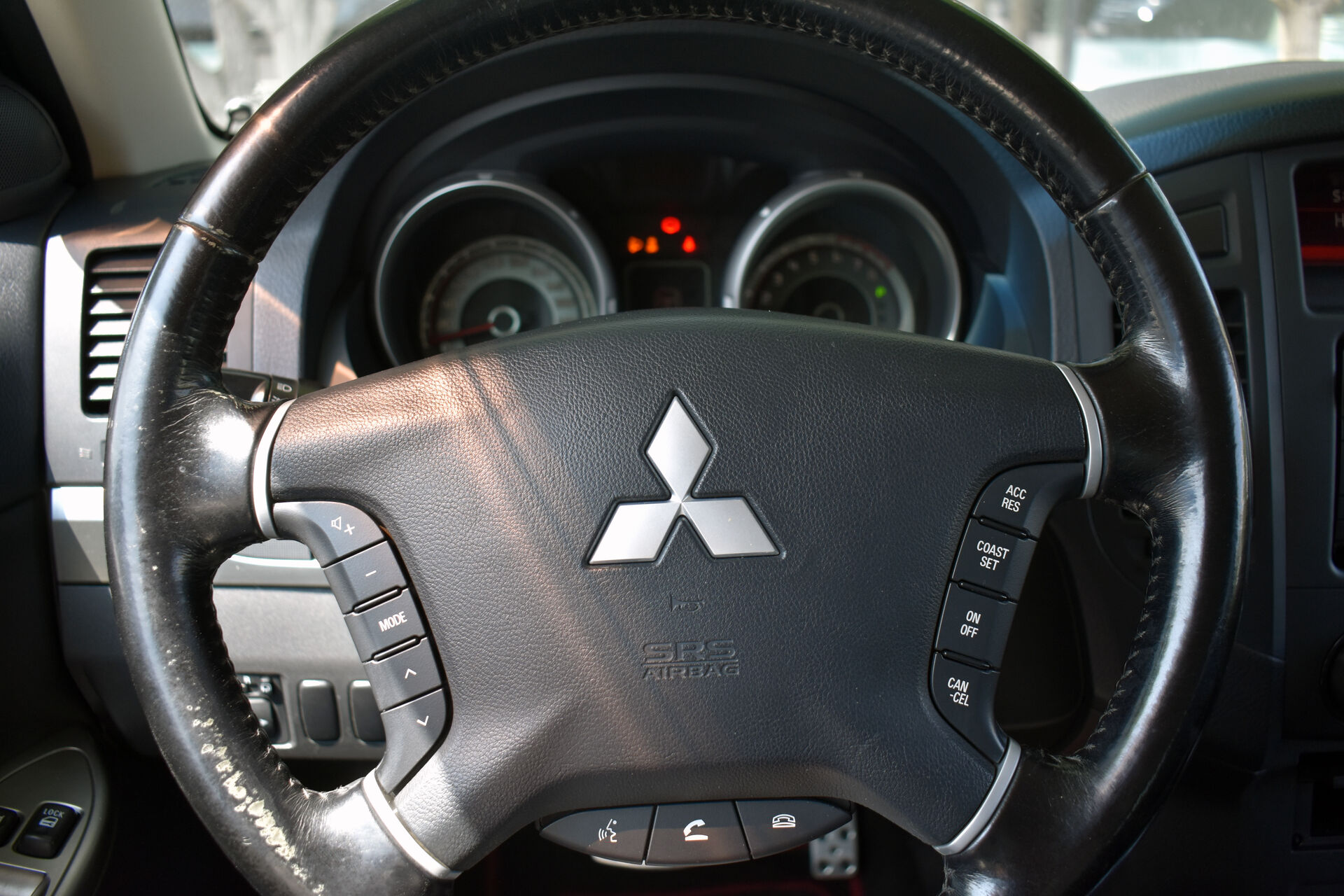 Mitsubishi Pajero, IV Рестайлинг 1 3.0 AT (178 л.с.) 4WD 2013