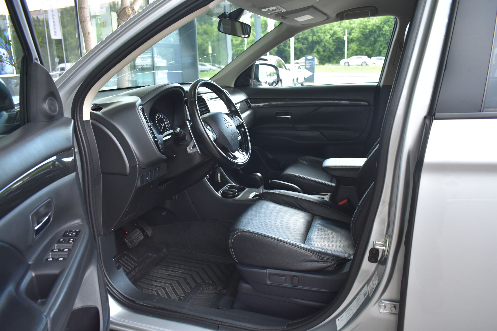 Mitsubishi Outlander, III Рестайлинг 2 2.4 CVT (167 л.с.) 4WD 2016