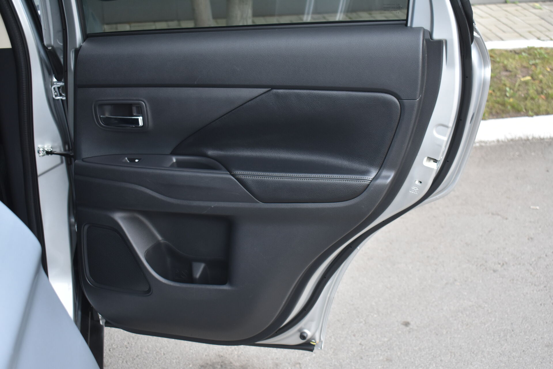 Mitsubishi Outlander, III Рестайлинг 2 2.4 CVT (167 л.с.) 4WD 2016