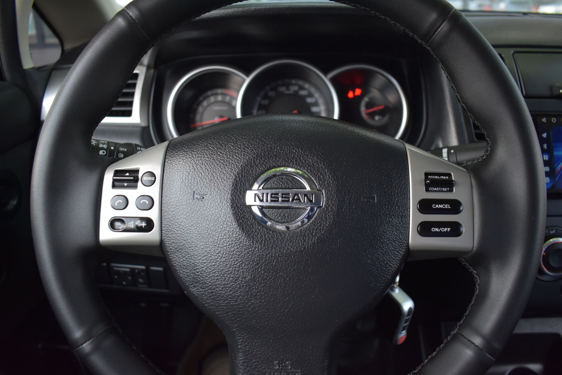 Nissan Tiida, I Рестайлинг 1.6 MT (110 л.с.) 2011