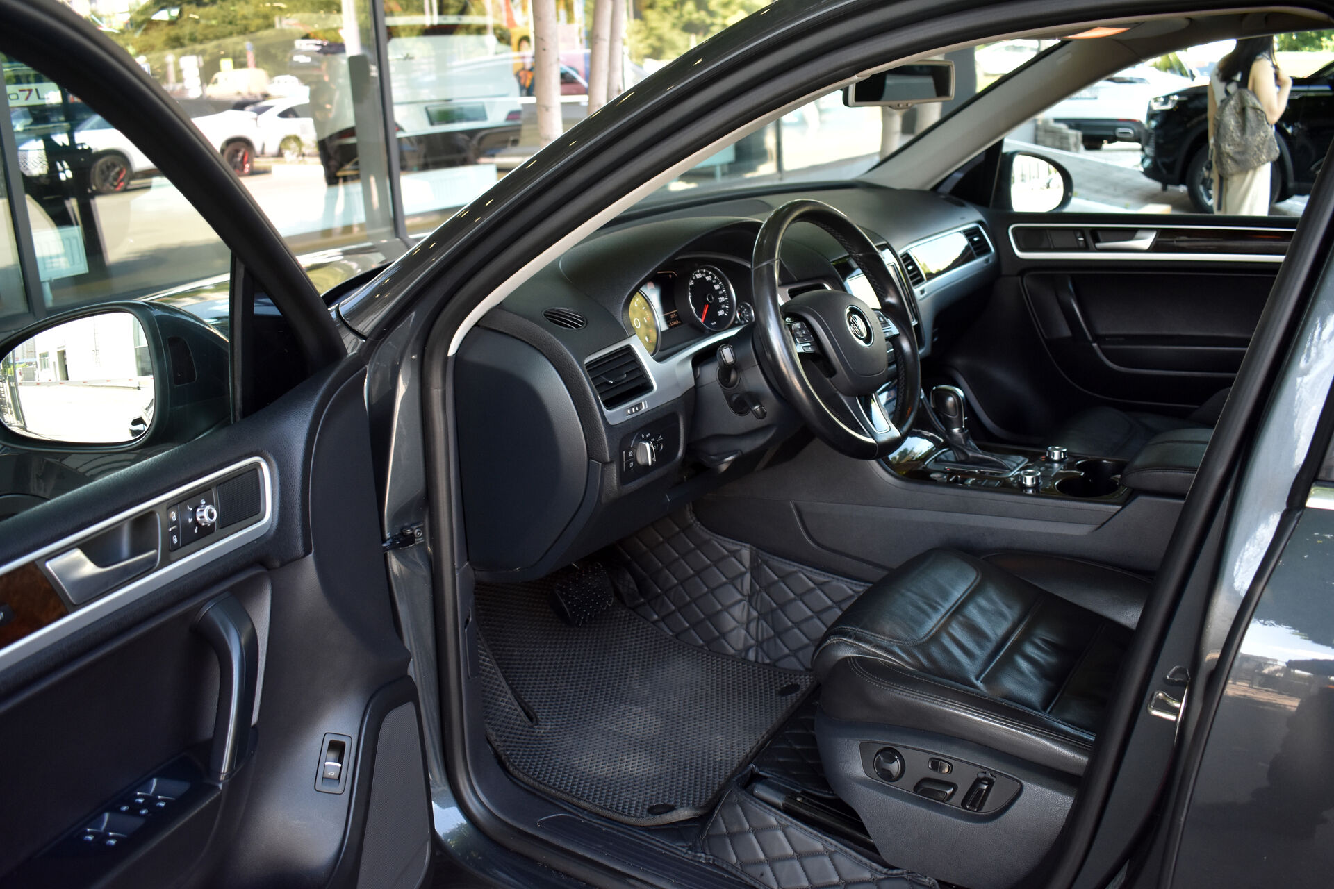 Volkswagen Touareg, II Рестайлинг 3.0d AT (245 л.с.) 4WD 2014