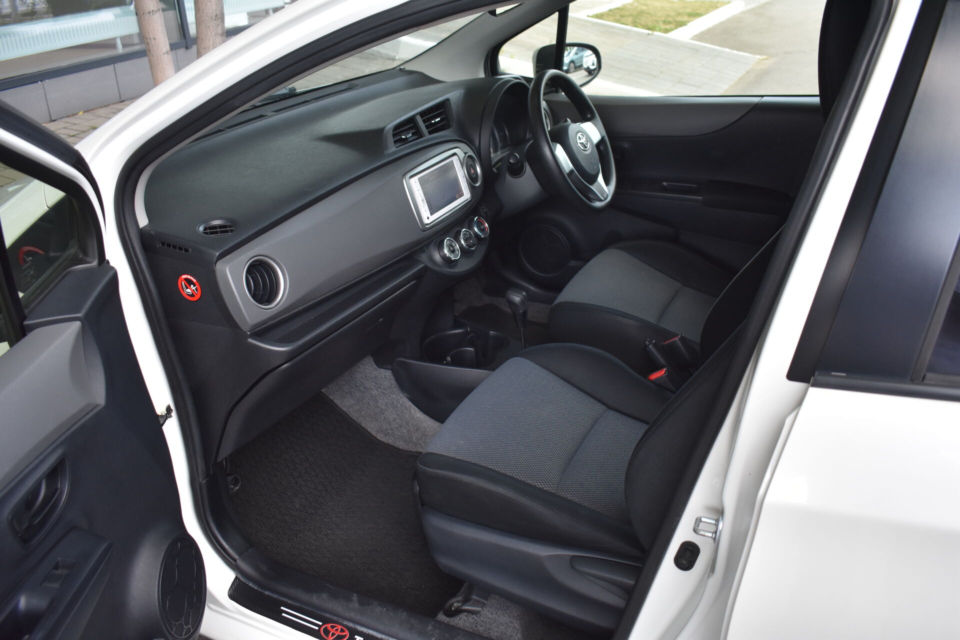 Toyota Vitz, III (XP130) 1.0 CVT (69 л.с.) 2012