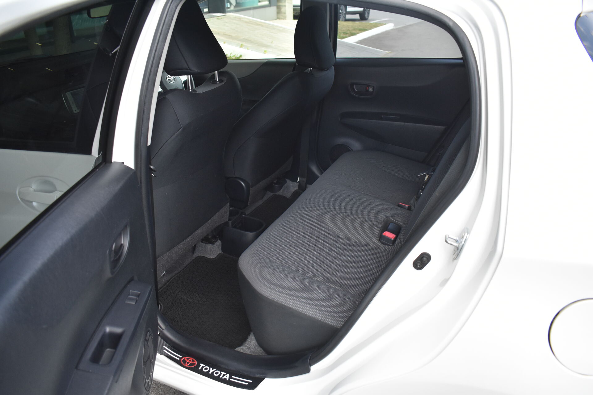 Toyota Vitz, III (XP130) 1.0 CVT (69 л.с.) 2012