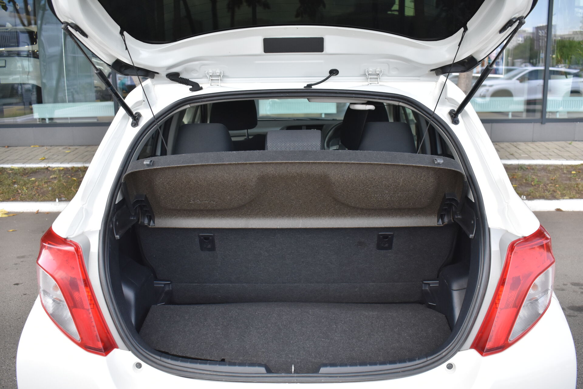 Toyota Vitz, III (XP130) 1.0 CVT (69 л.с.) 2012