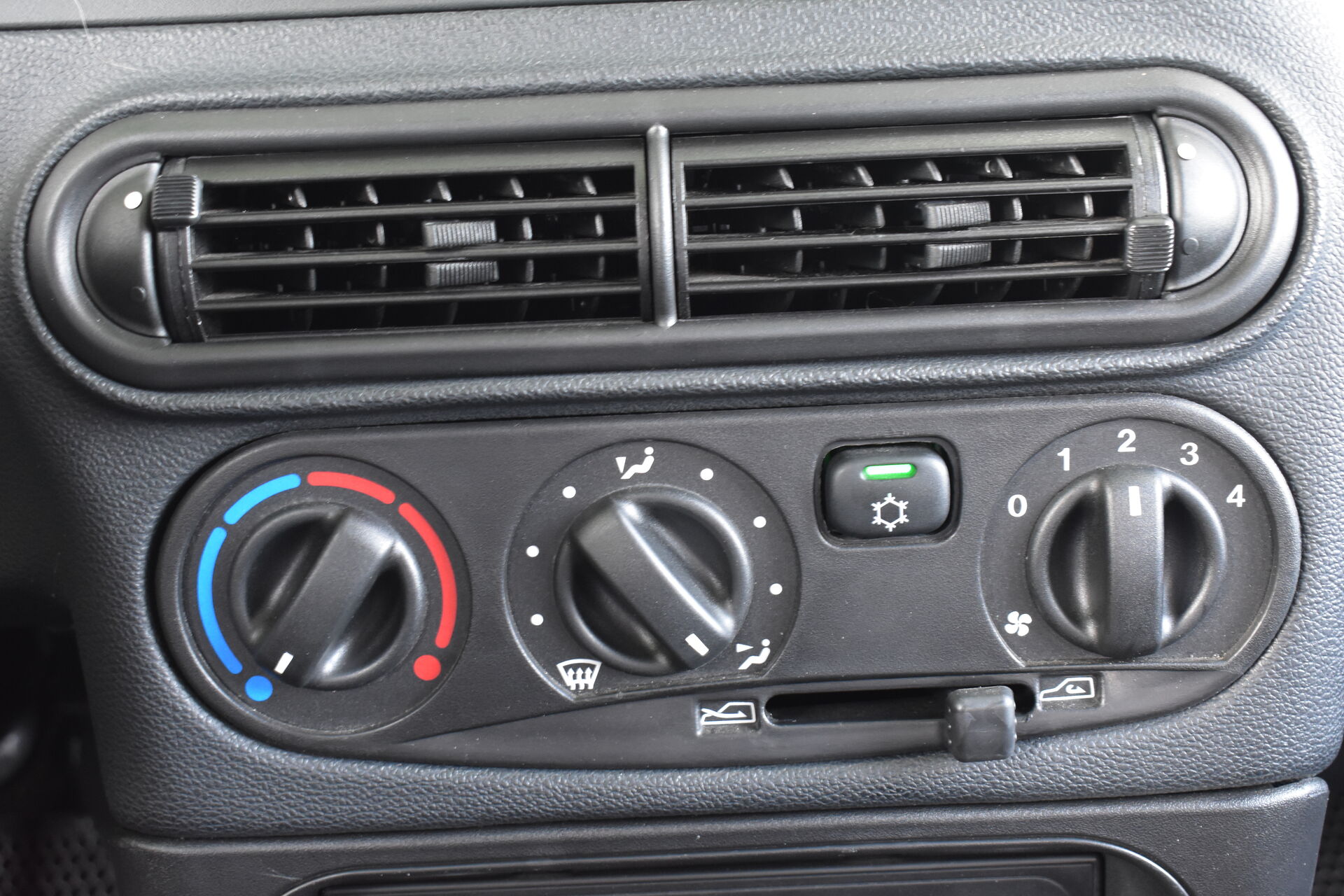 Lada (ВАЗ) Niva Travel, I 1.7 MT (83 л.с.) 4WD 2024