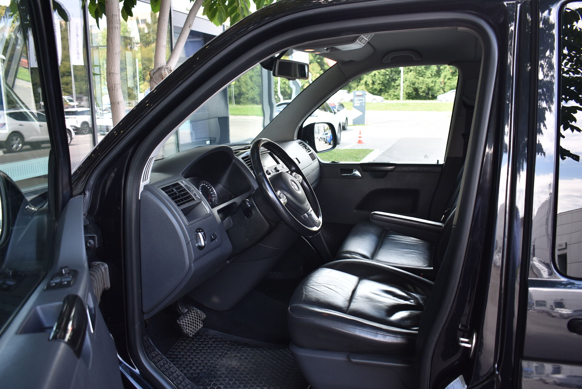 Volkswagen Caravelle, T5 Рестайлинг 2.0d AMT (180 л.с.) 4WD 2012