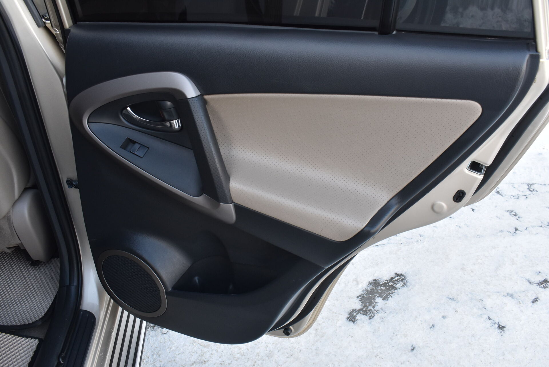 Toyota RAV4, II (XA20) Рестайлинг 2.0 AT (150 л.с.) 4WD 2006