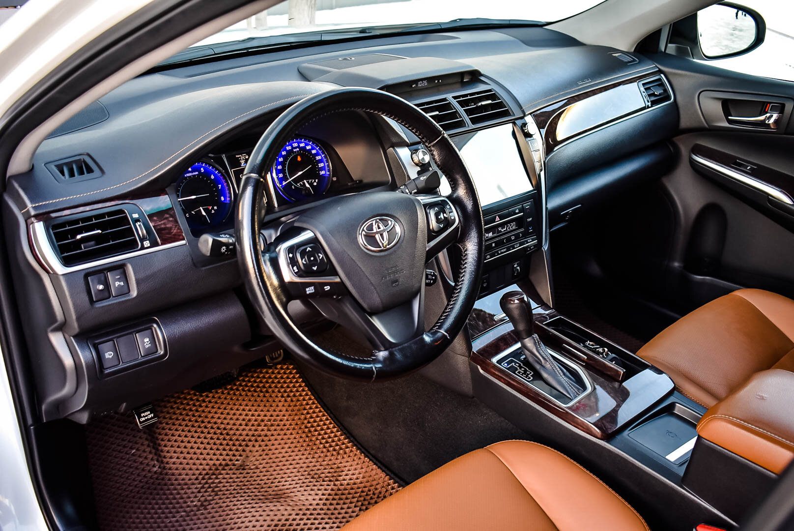 Toyota Camry, VII (XV50) Рестайлинг 2.5 AT (181 л.с.) 2016