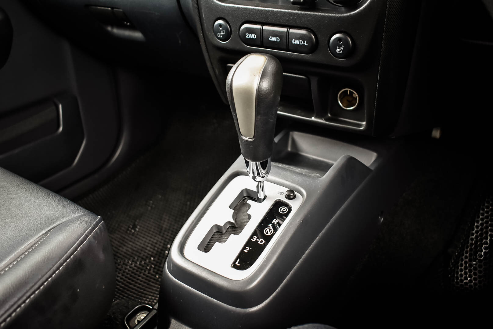 Suzuki Jimny, III Рестайлинг 2 Kei car 0.7 AT (64 л.с.) 4WD 2012