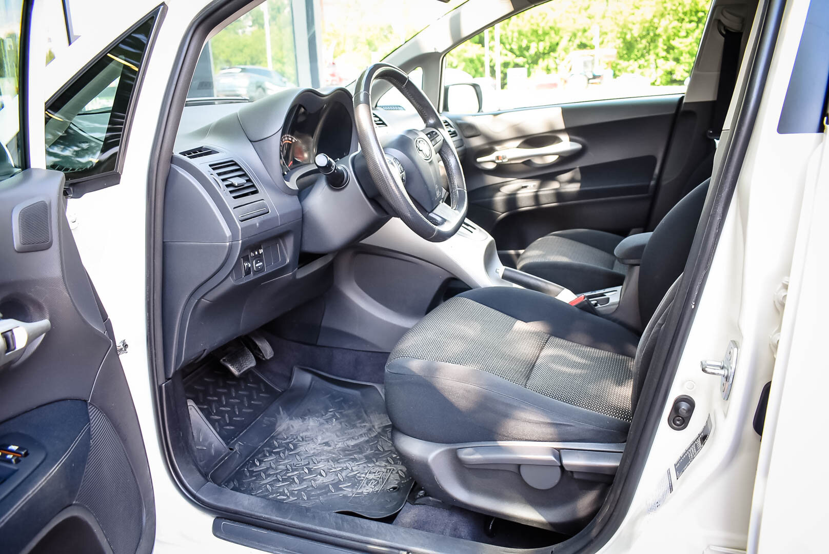 Toyota Auris, I Рестайлинг 1.6 AT (124 л.с.) 2010