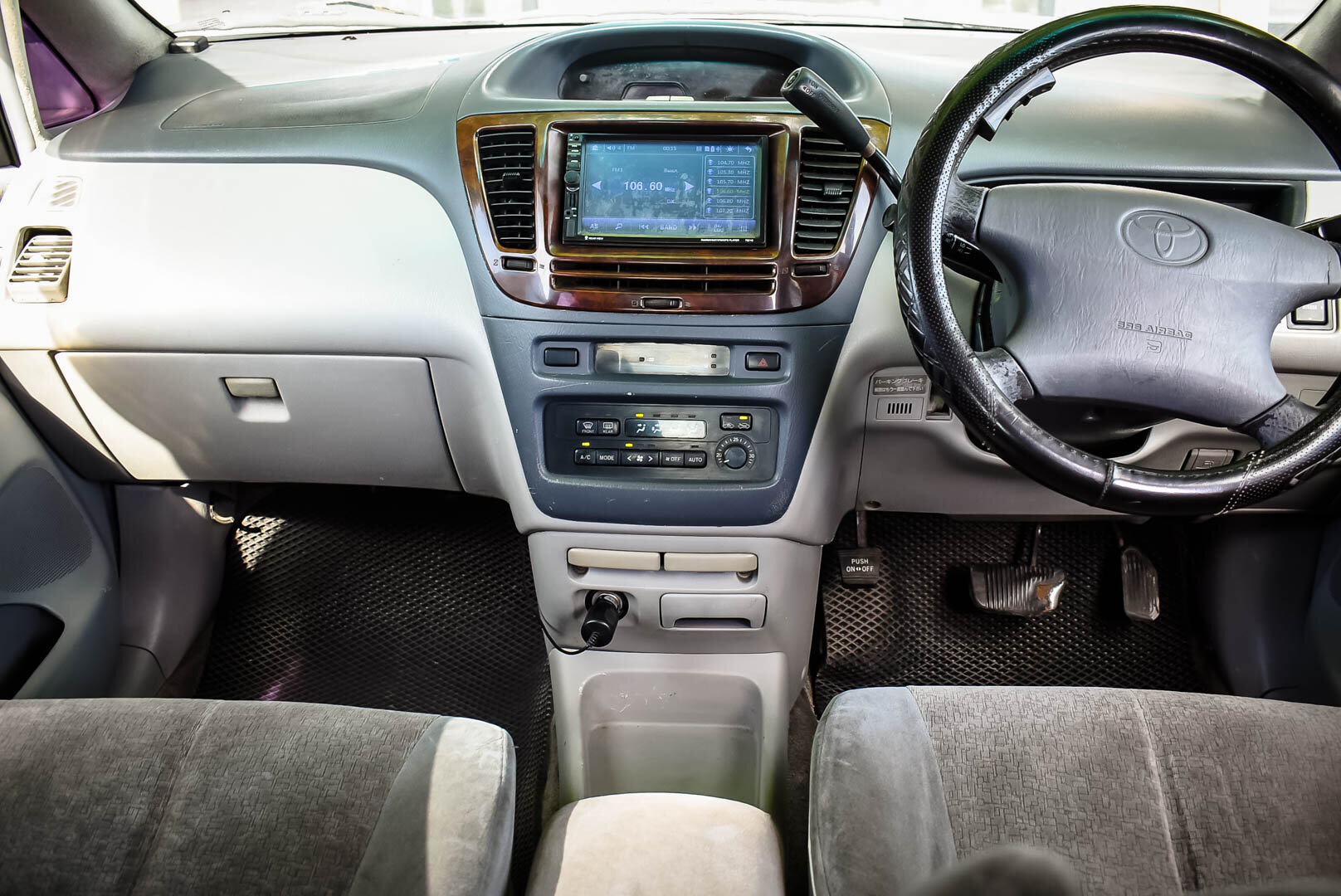 Toyota Nadia, I 2.0 AT (145 л.с.) 2000