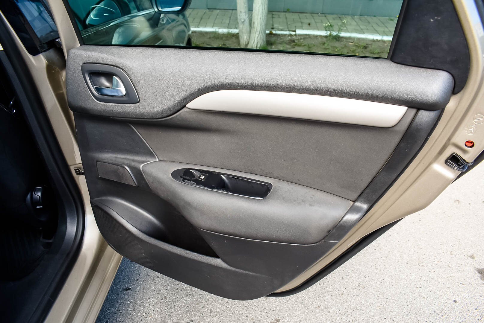 Citroen C4, II 1.6 AT (120 л.с.) 2011