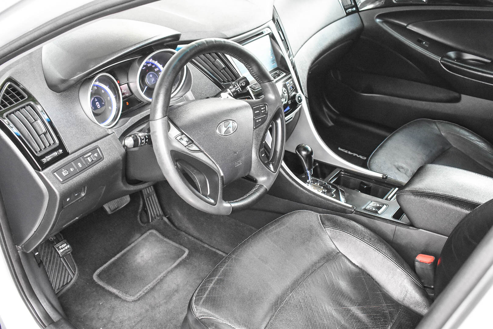 Hyundai Sonata, VI (YF) 2.0 AT (150 л.с.) 2011