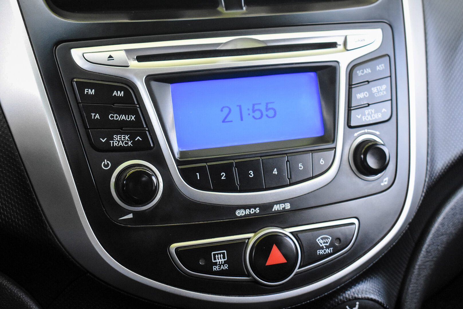 Hyundai Solaris, I 1.4 MT (107 л.с.) 2012