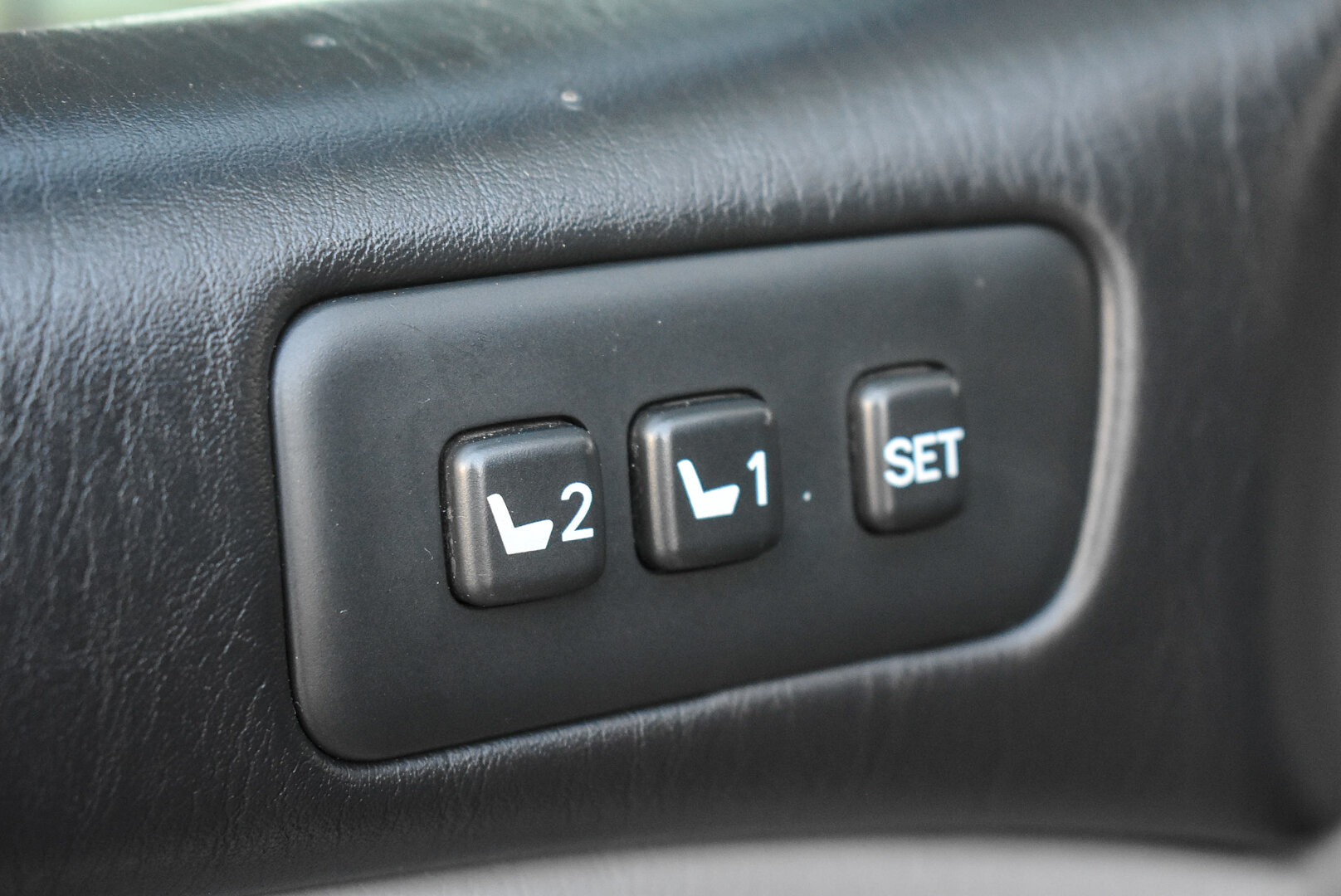Toyota Land Cruiser, 100 Series Рестайлинг 2 4.7 AT (235 л.с.) 4WD 2006