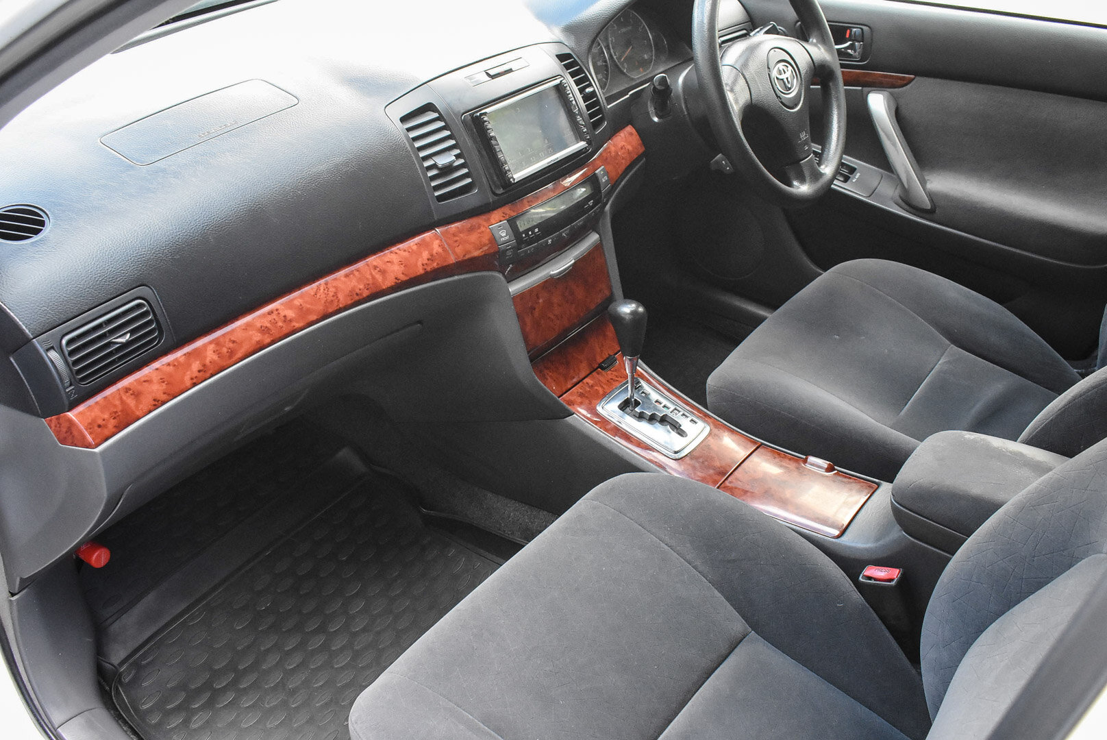 Toyota Allion, I Рестайлинг 1.8 AT (125 л.с.) 4WD 2005