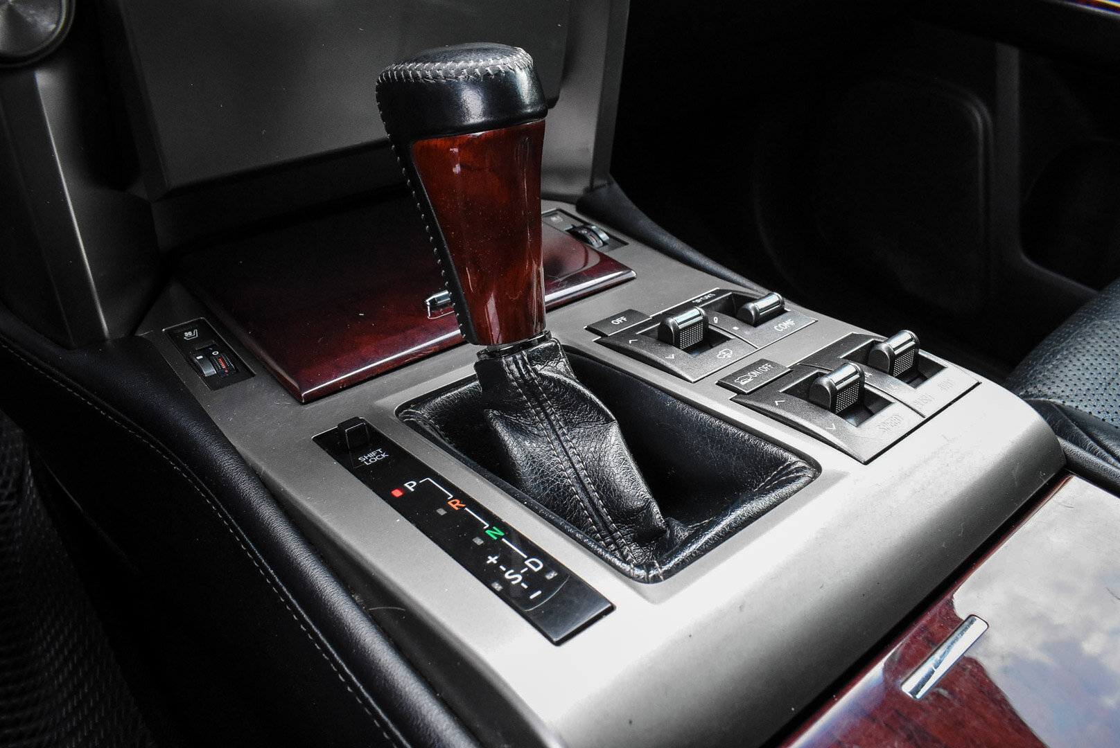 Lexus GX, II 460 4.6 AT (296 л.с.) 4WD 2011