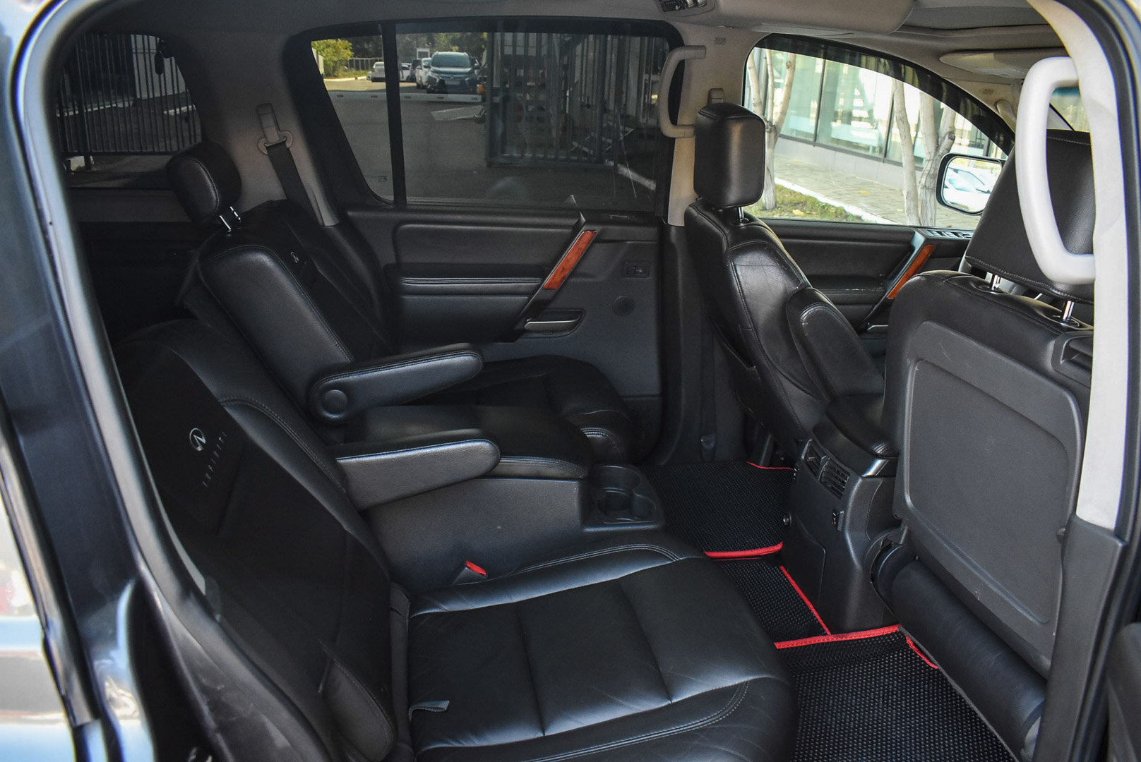 Infiniti QX56, I 5.6 AT (313 л.с.) 4WD 2004
