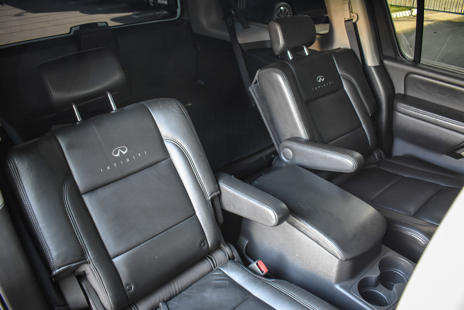 Infiniti QX56, I 5.6 AT (313 л.с.) 4WD 2004