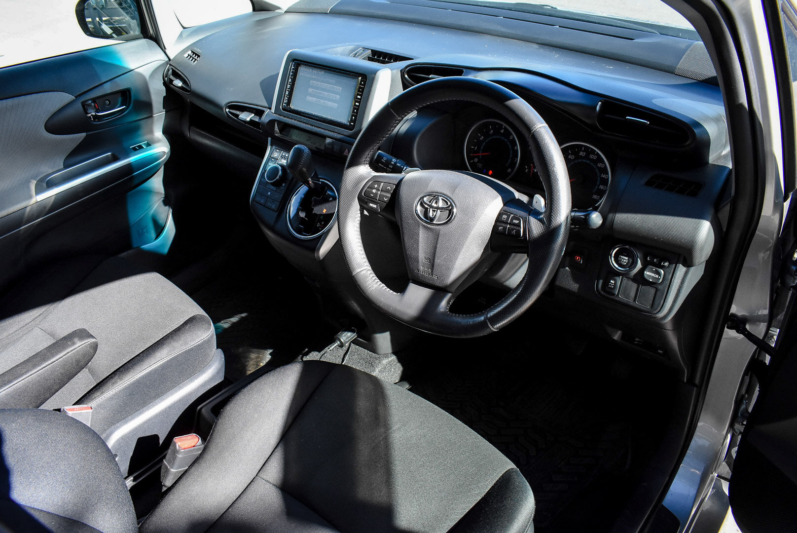 Toyota Wish, II 1.8 CVT (144 л.с.) 2010