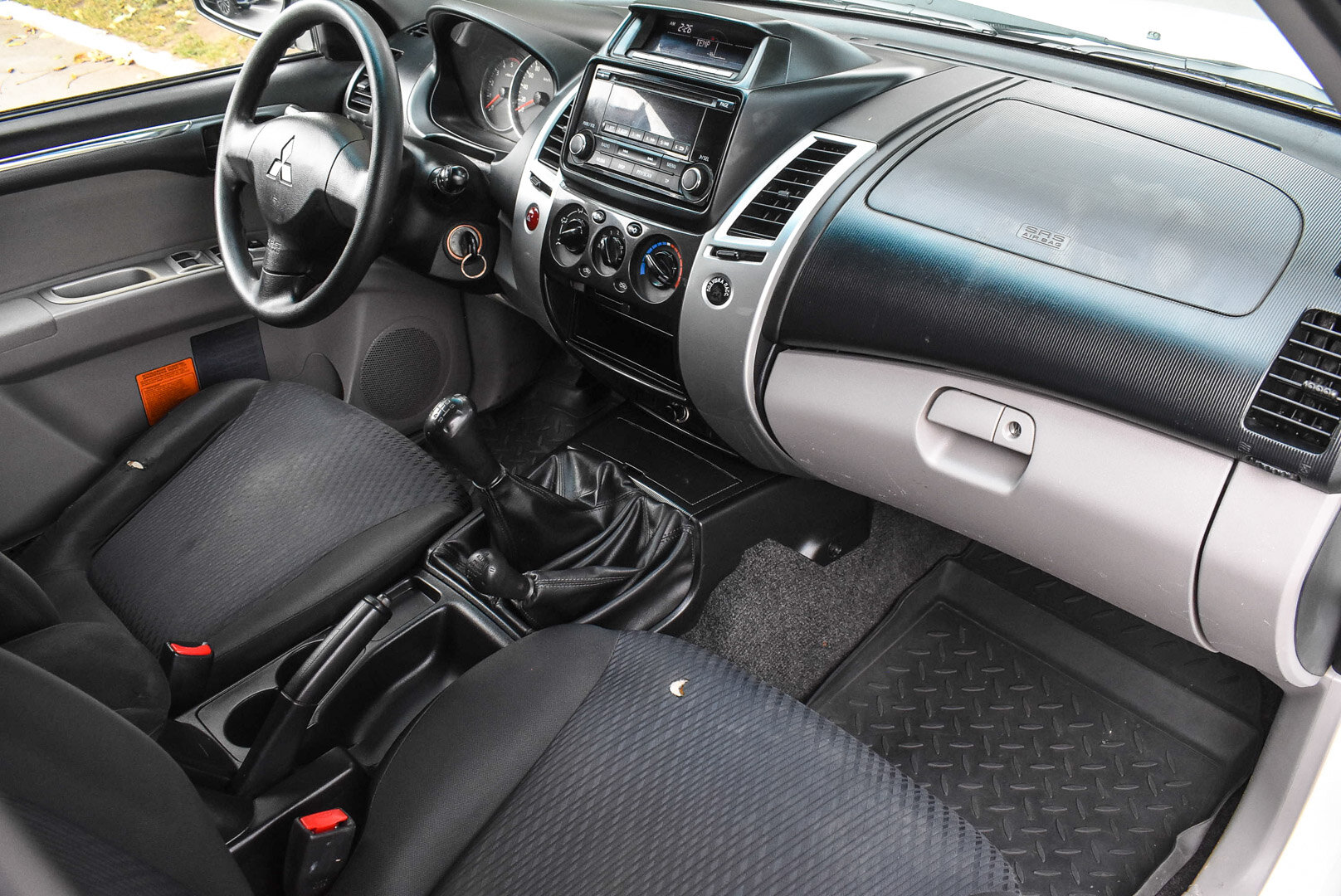 Mitsubishi Pajero Sport, II Рестайлинг 2.5d MT (178 л.с.) 4WD 2015